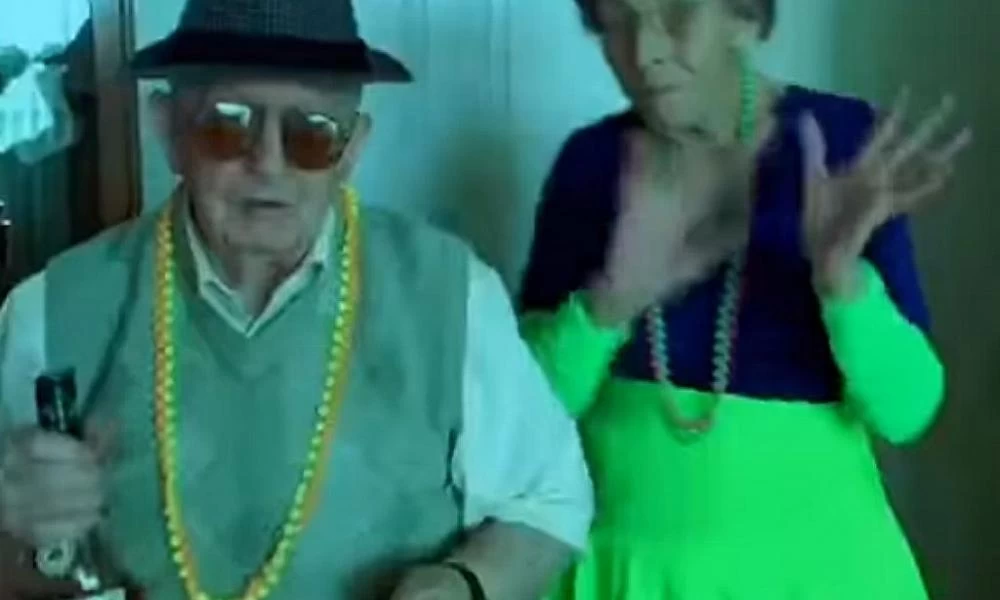 Ζευγάρι ηλικιωμένο κατακτά το TikTok - Τα αστεία τους πιάνουν ακόμα
